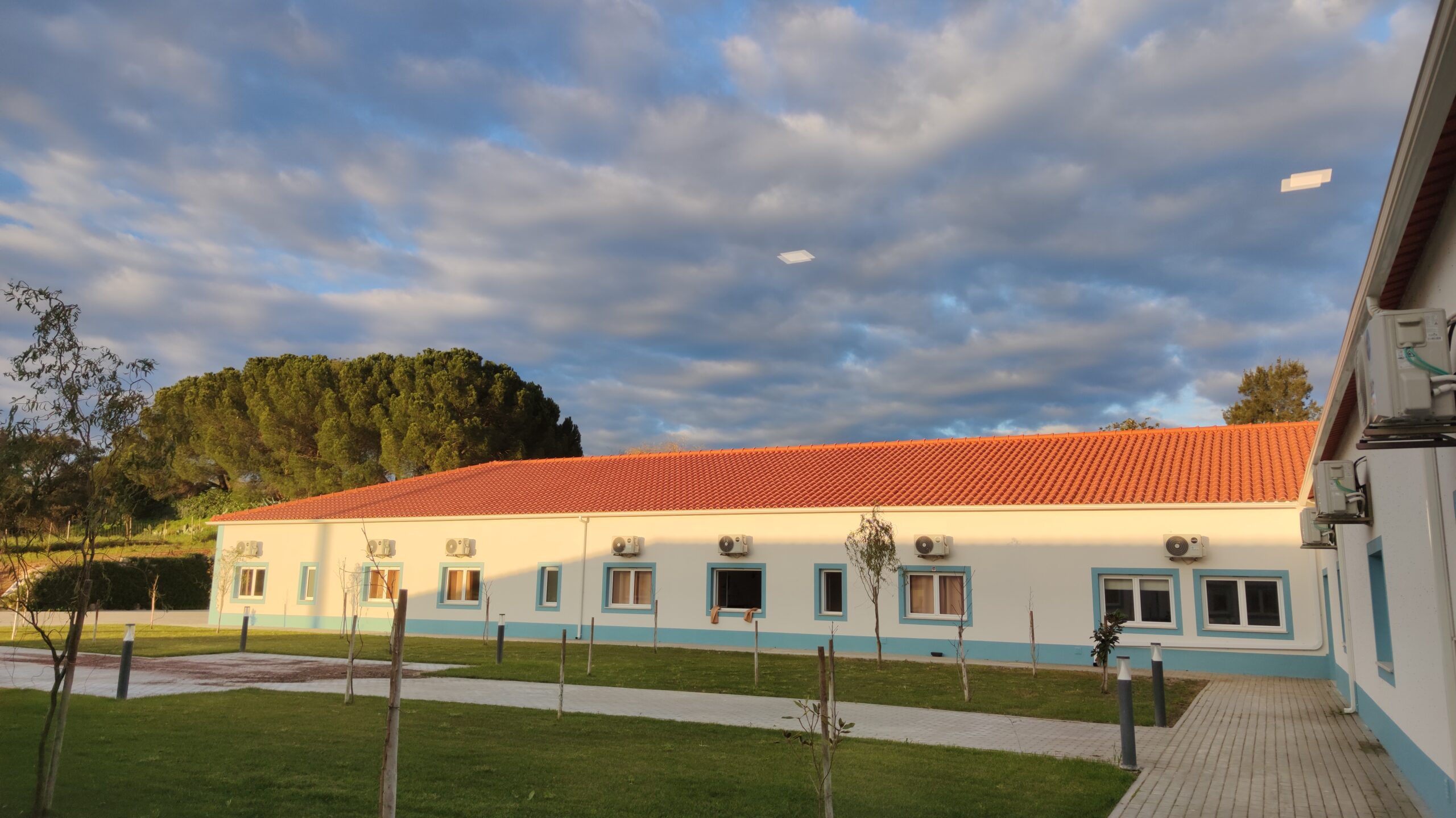 Edifício e jardim exterior da residência sénior Jardim das Magnólias, em Riachos